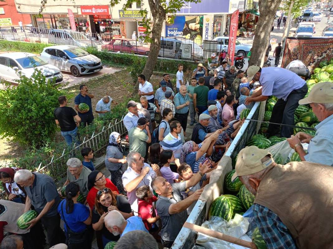 O kentte karpuz ücretsiz dağıtılıyor! Koca yürekli üretici, satamadığı karpuzu kent merkezinde bedava veriyor 3